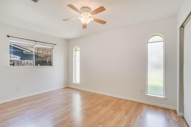 Building Photo - 10422 Firethorn Ln