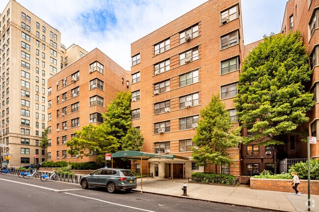 Building Photo - 711 W End Ave