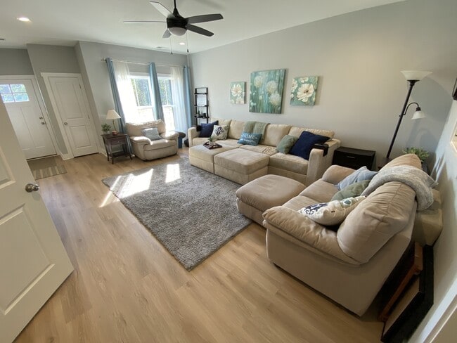 Photo - 140 Sunburst Villa Dr Townhome