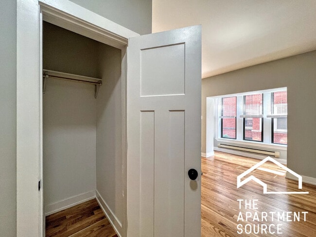 Building Photo - 4424 N Wolcott Ave
