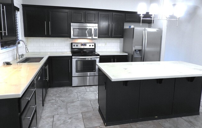 Building Photo - Gorgeous 4+2 moments from KRMC - Hualapai Mountain Campus!