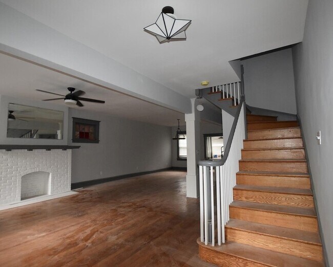 Building Photo - 2327 Maplewood Ave