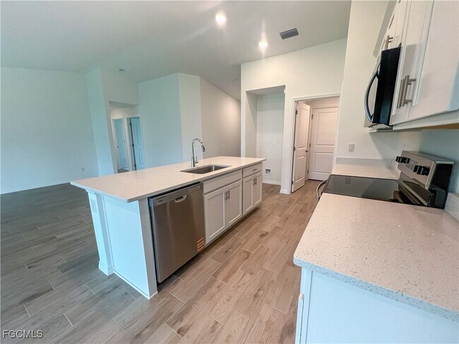 Building Photo - 2127 SW 12th Ave
