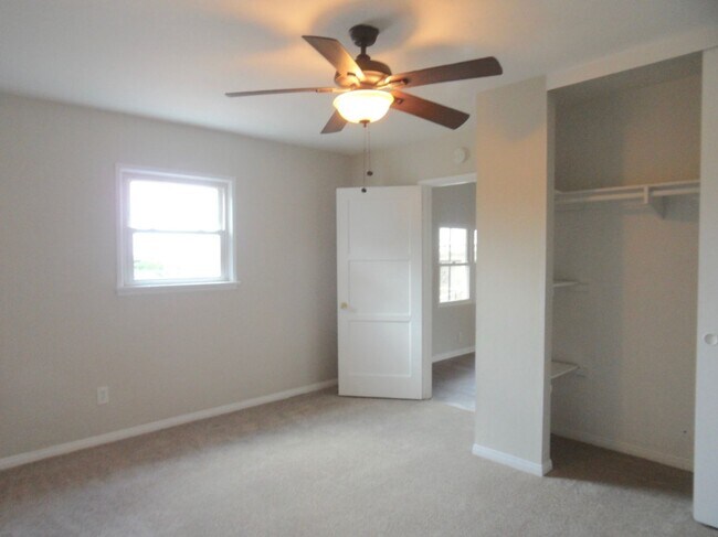 Foto del edificio - Beautiful 4 Bedroom House with Large Back ...