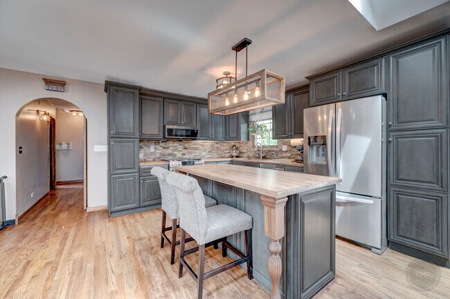 Foto del edificio - 7215 Larchwood Ln