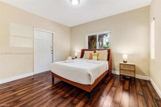 Foto del edificio - 3 br, 2 bath House - 571 NE 64th Street 3B...