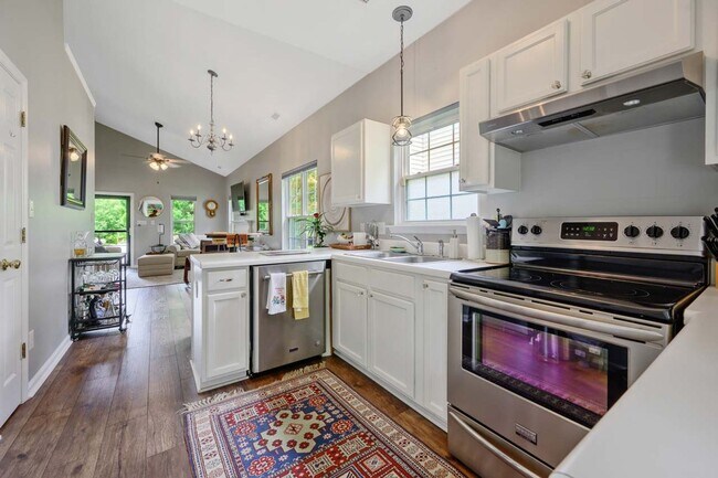 Foto del edificio - Updated High Gate Park Bungalow Just Short 5 Minute Walk to Downtown Wake Forest