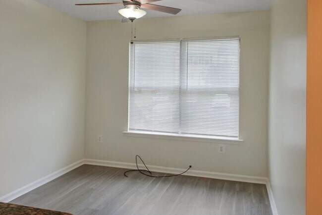 Building Photo - Attractive and Updated 2-Level Townhome wi...