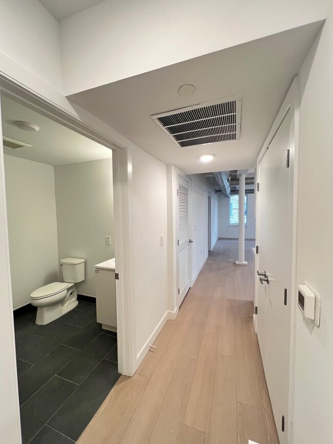 Building Photo - 141 Christopher Columbus Dr