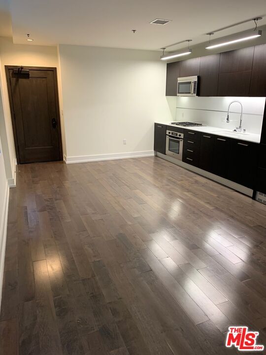 Primary Photo - 727 W 7th St