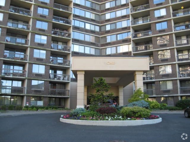 Building Photo - 1 Bay Club Dr