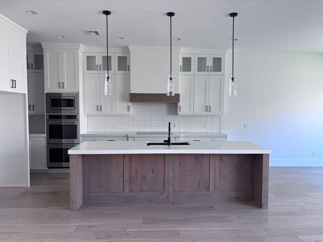 Building Photo - Beautiful 5 Bed 3.5 bath near Sunrise Valley Park In Washington.