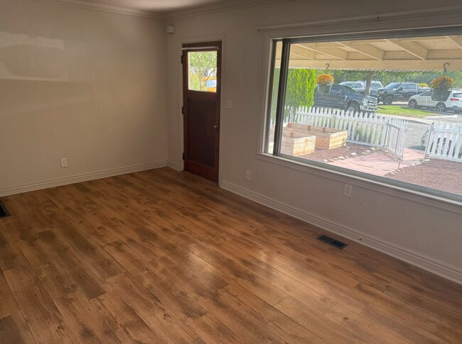 Foto del edificio - Charming 4-Bedroom Cottage Minutes from Do...