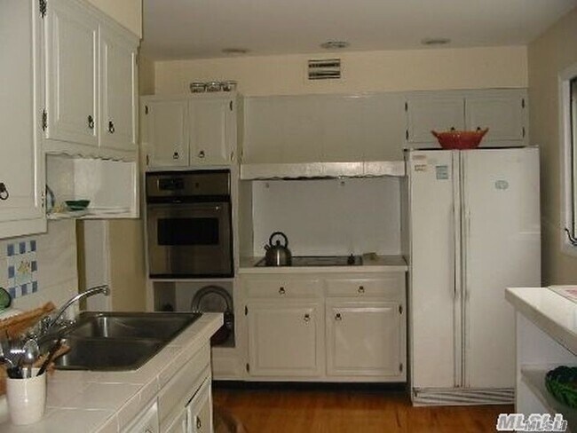 Building Photo - 15 Flax Pond Woods Rd