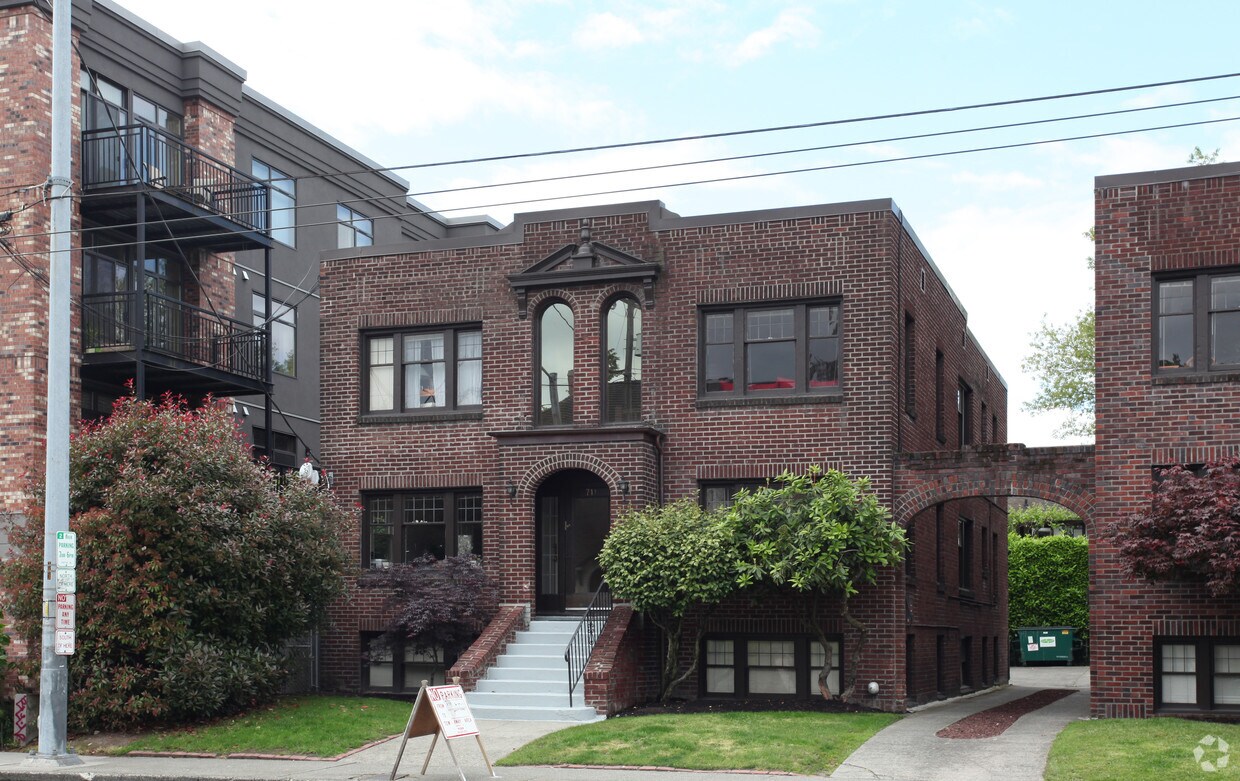 Primary Photo - 711 10th Ave E