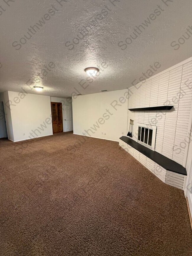 Foto del edificio - Spacious 4 bedroom 2 bath brick home