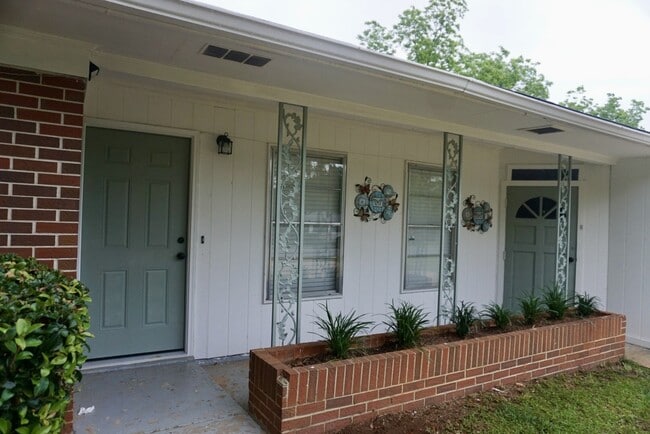 Building Photo - 215 Cardinal Ln