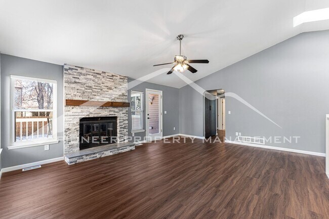 Building Photo - Spacious Home with Fenced Yard and Washer/...