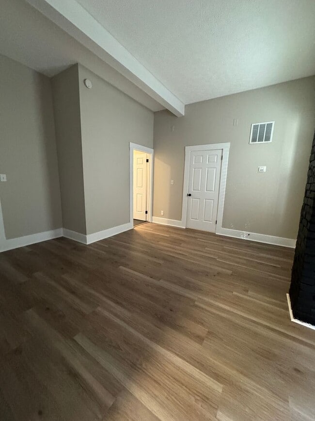 Building Photo - 1618ELL