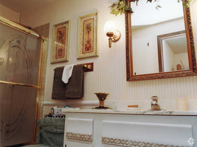 Baño - August Manor Apartments