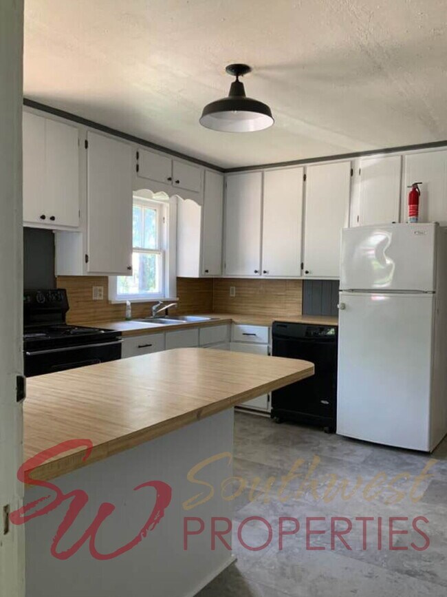 Foto del edificio - Updated with charm!