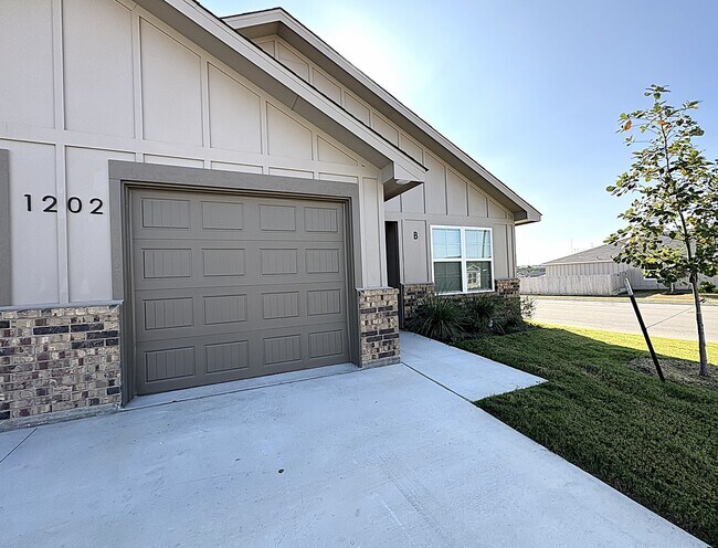 Building Photo - 1202 Lexington Dr