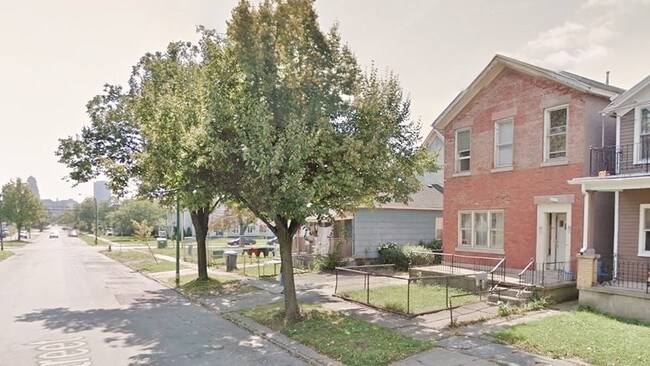 Building Photo - 410 7th St