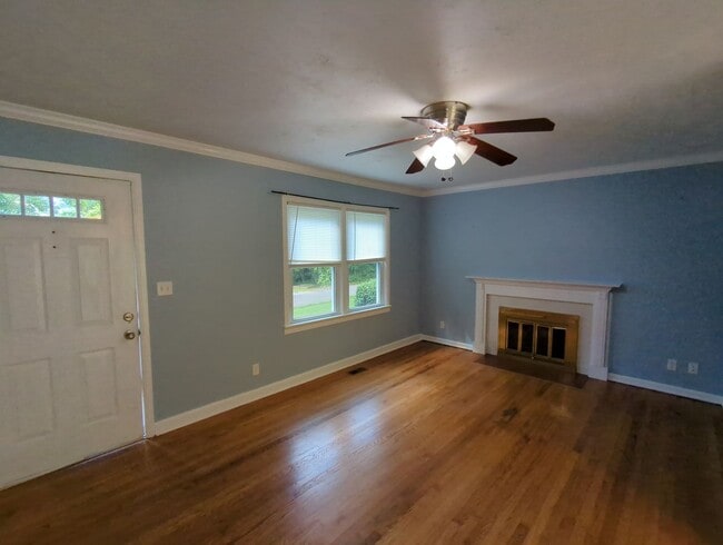 Building Photo - Cute Red Bank House