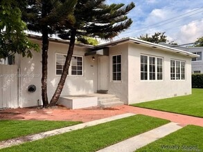Building Photo - 132 SW 20th Ave