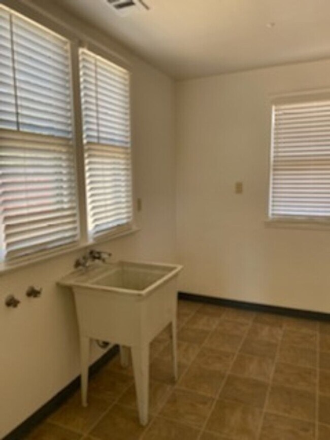 Foto del edificio - Adorable 2 Bedrooms and 1 bathroom home with large backyard