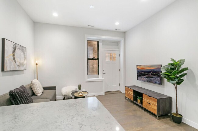 Foto del edificio - 2151 W Division St
