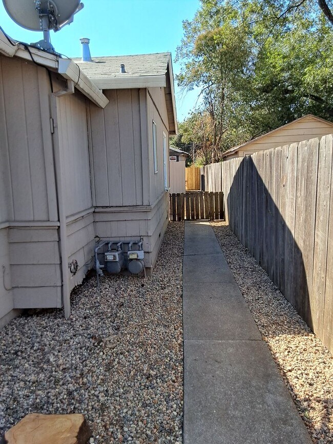 Building Photo - House plus studio!