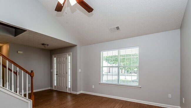 Building Photo - 1800 Courtyard Ln