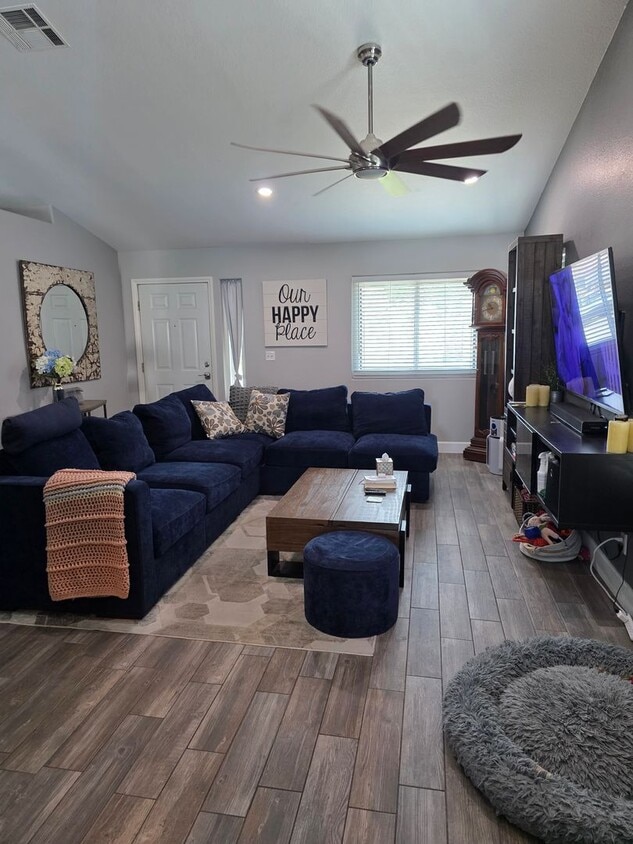 Foto principal - This Home Is Loaded!