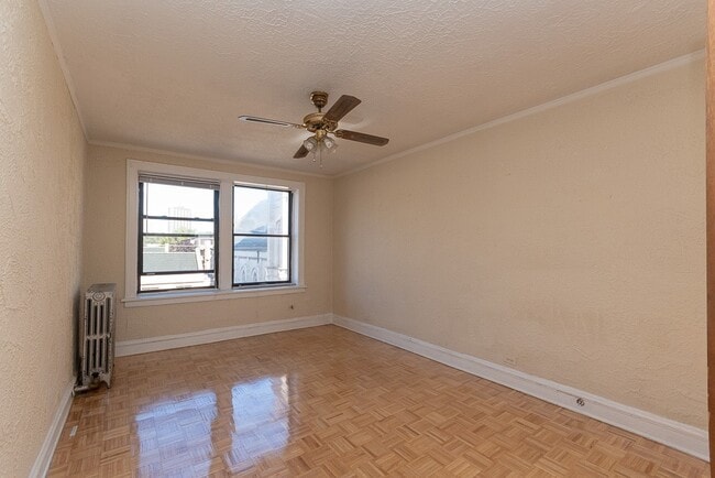 Building Photo - 714 W Belmont Ave