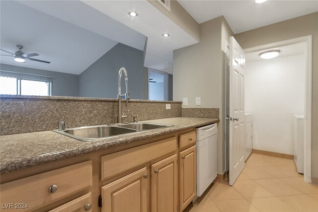 Building Photo - 555 E Silverado Ranch Blvd
