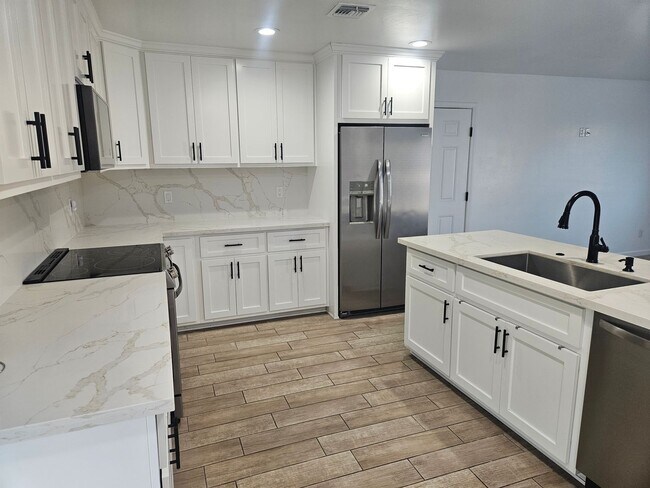Foto del edificio - 1st MONTH'S RENT FREE!!! 3 Bedroom Home Located in Bullhead City