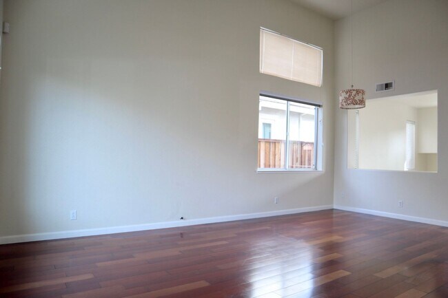 Photo - Beautiful 5-Bedroom Home in the Northgate ...