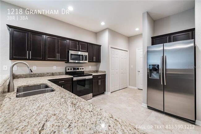 Building Photo - Beautifully Sarasota Townhome - Furnished ...