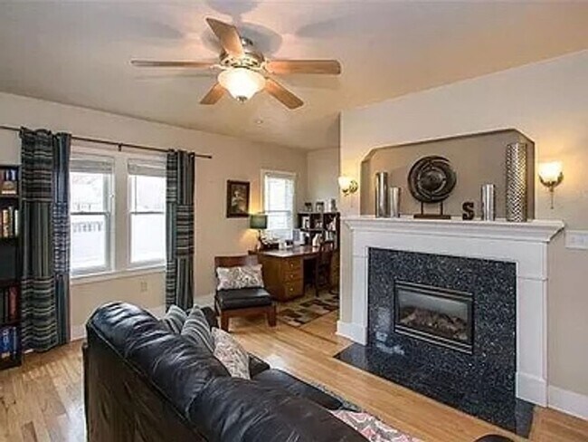 Foto del edificio - Adorable renovated cottage in University H...