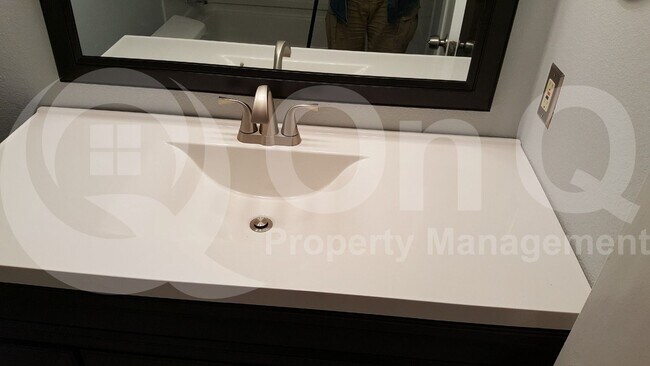 Foto del edificio - 4904 Brookhollow Dr