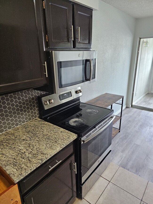 Foto del edificio - Beautifully Renovated Condo - Hampden & Ch...