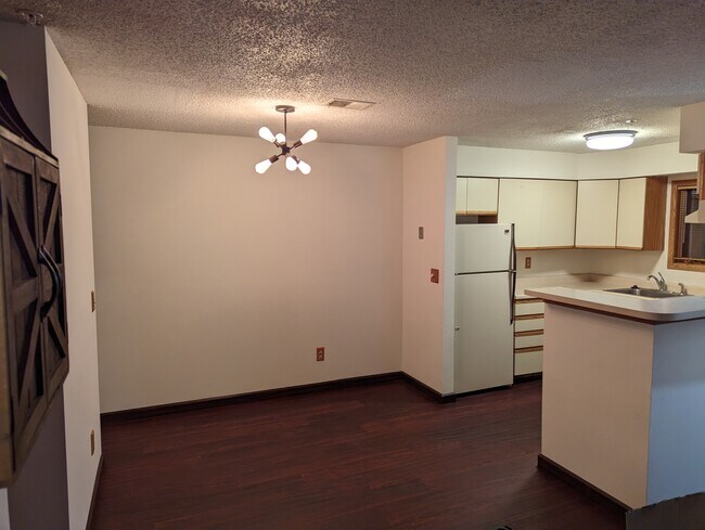 Building Photo - 2890 Shadow Creek Dr