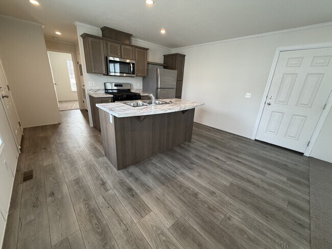 Foto del edificio - 15882 Villaire Ave