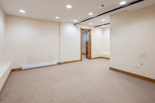 Foto del edificio - 1213 W Addison St