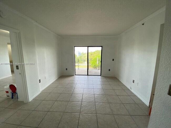 Building Photo - 9300 Fontainebleau Blvd