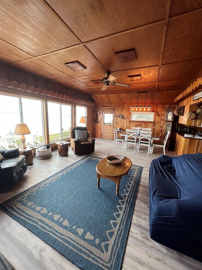 Building Photo - 10 Beach St