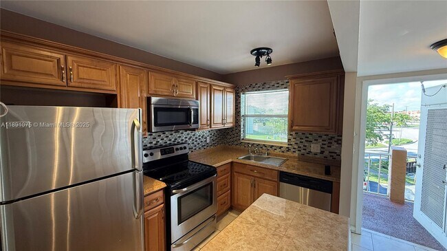 Foto del edificio - 8500 Sunrise Lakes Blvd