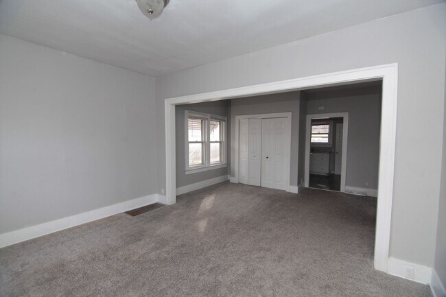 Foto del edificio - 2 Bedroom & Large Car Garage in Moline for...