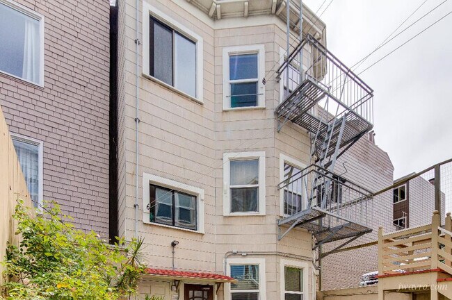 Building Photo - 2914 Larkin St